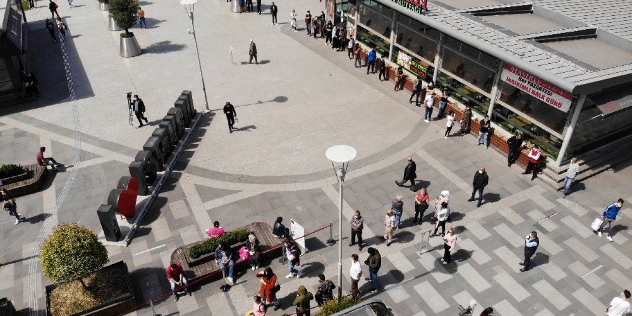 Alışveriş Merkezinin Önünde Metrelerce Kuyruk Oluştu