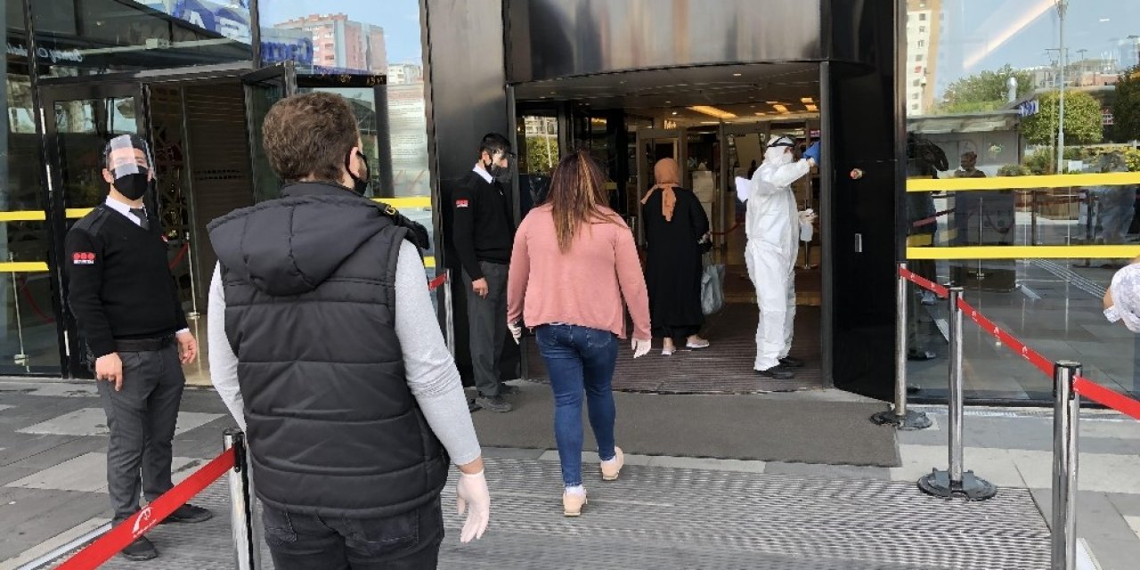 Alışveriş Merkezi Önünde Aynı Manzara