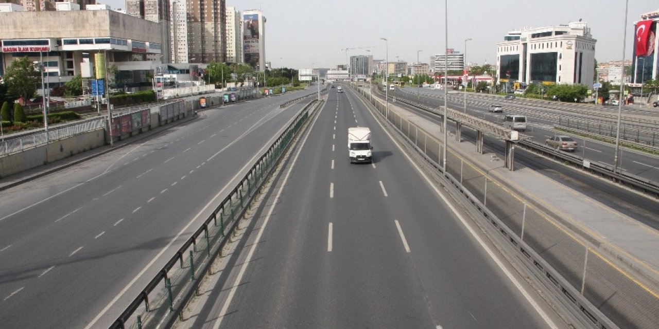 Kısıtlamanın İlk Gününde Yollar Ve Duraklar Boş Kaldı