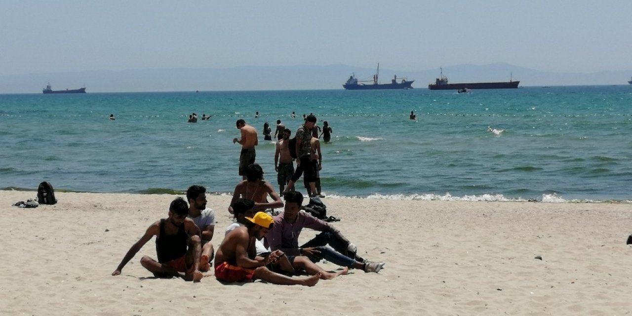 Plajda Sosyal Mesafe Kuralı İkinci Planda Kaldı