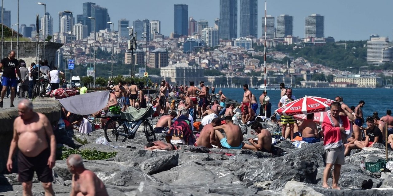 İstanbul Boğazı’nda Sosyal Mesafesiz Kalabalık