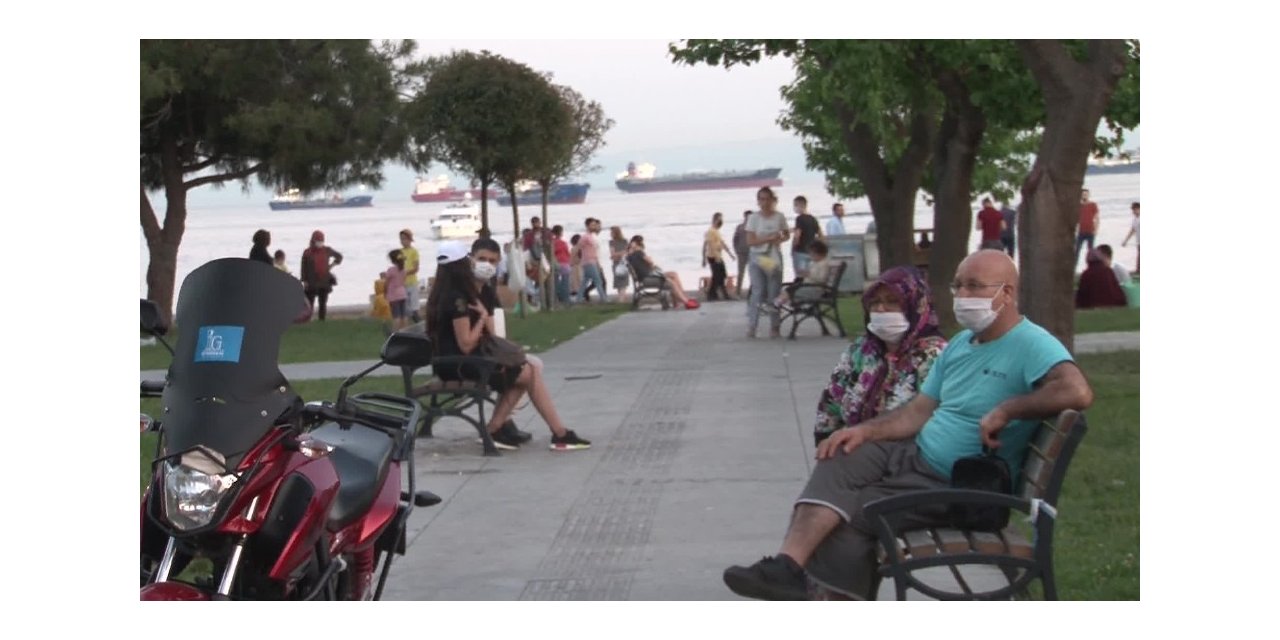 İstanbul Sahillerinde Sosyal Mesafesiz Yoğunluk