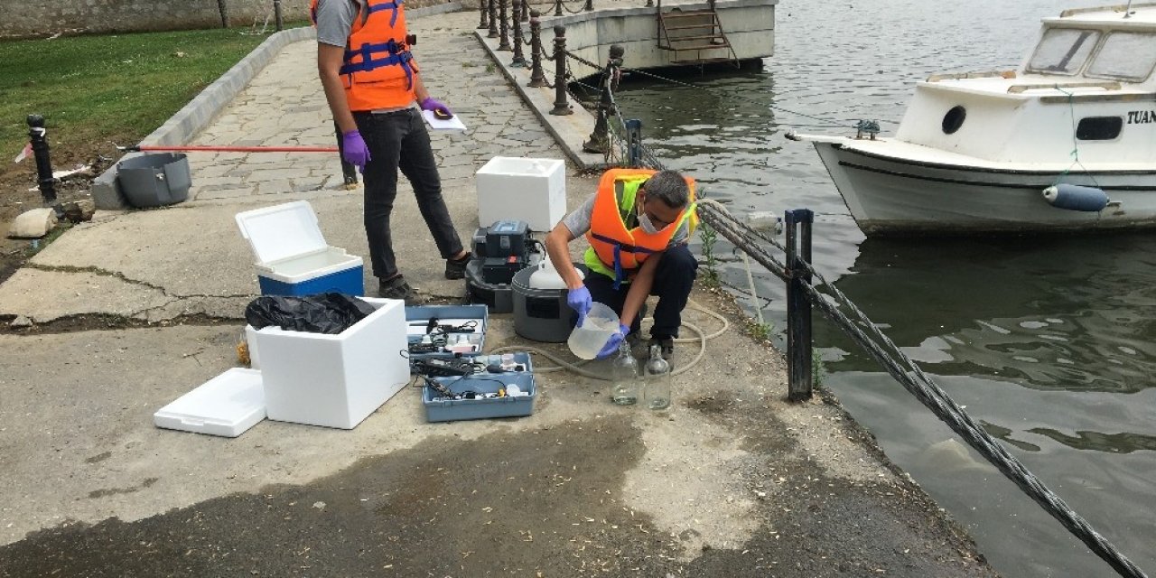 Çevre Bakanlığı Ekipleri Haliç’ten Numune Aldı