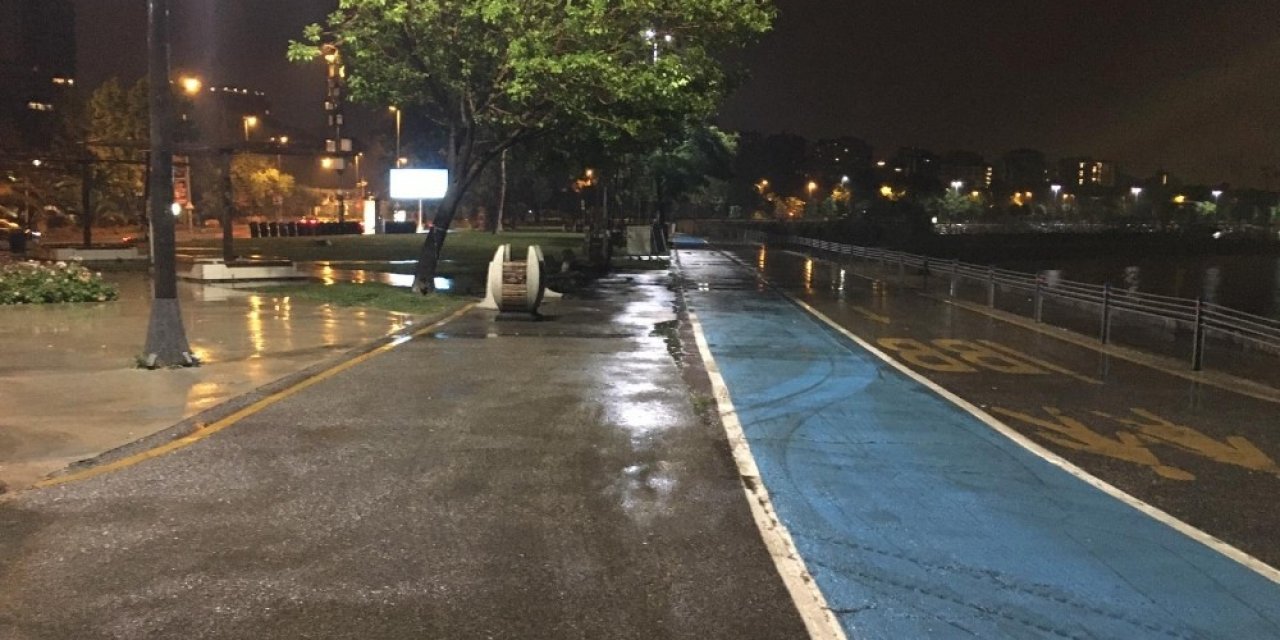 Beklenen Yağmur Etkili Oldu, Caddebostan Sahil Boş Kaldı