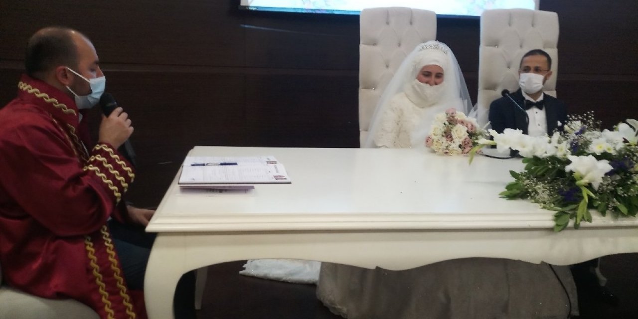 Fatih’te Yeni Normalle Beraber Nikahlar Kıyılmaya Başlandı