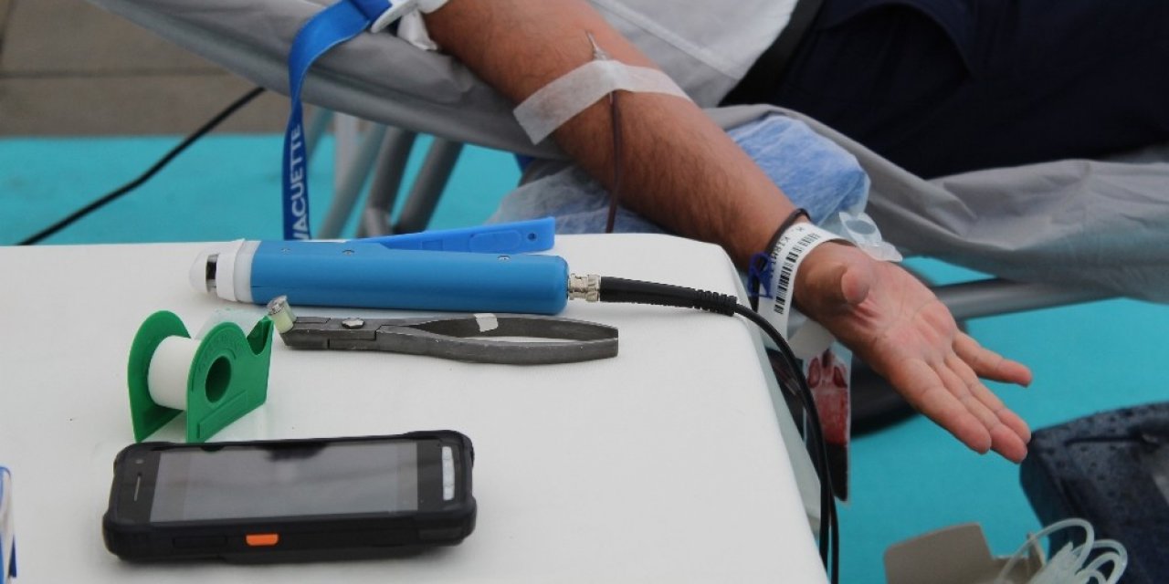 Ak Parti İstanbul İl Başkanı Şenocak, Kızılay’a Kan Bağışında Bulundu