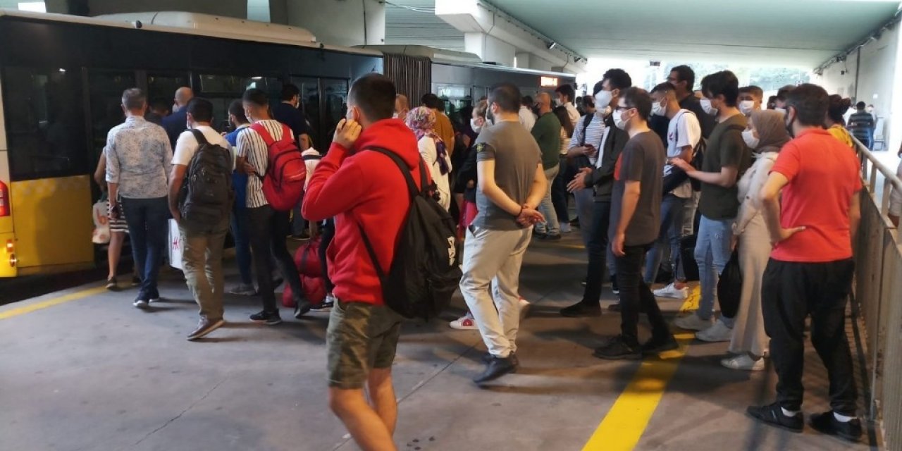 Metrobüs Duraklarında Sosyal Mesafe Unutuldu