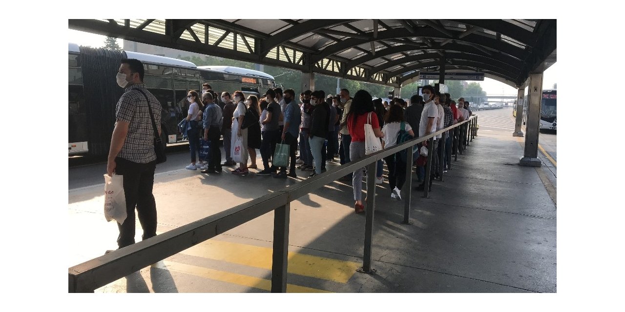 Metrobüs Durağında Endişe Oluşturan Görüntüler
