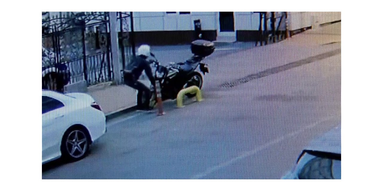 Saniyeler İçerisinde Gerçekleşen Motosiklet Hırsızlığı Güvenlik Kamerasında