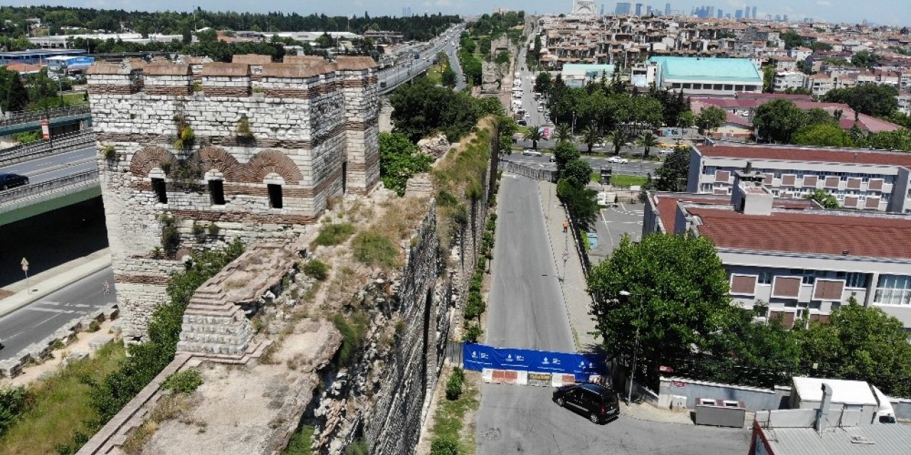 Surdan Taşlar Döküldü, Yol Trafiğe Kapatıldı