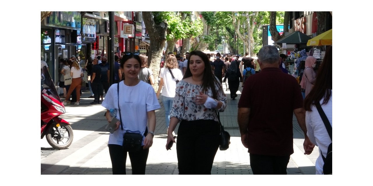 Kalabalıkta Maske Takmayan Vatandaştan İlginç Diyalog: “sağlıkta Çalışan Adamım, Ne Yapacağım Maskeyi Ben”