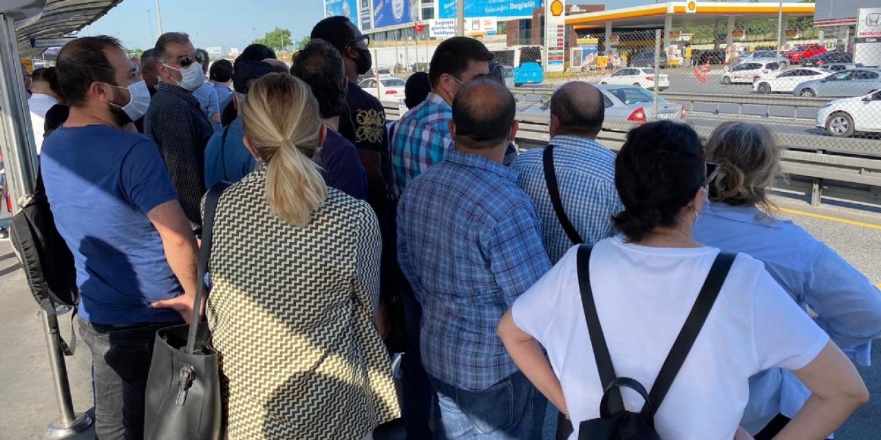 Metrobüslerde Ve Duraklarda Dikkat Çeken Yoğunluk