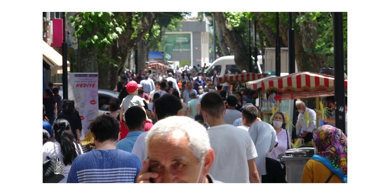 Korona Virüse Rağmen Vatandaşlar Yine Sokaklarda Kalabalık Oluşturdu
