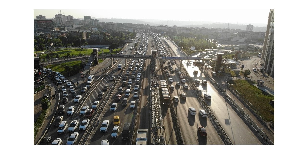 İstanbul’da Akşam Saatlerinde Trafik Yoğunluğu Oluştu