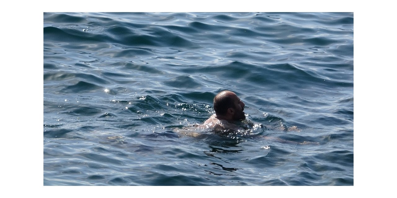 Sıcak Havada Serinlemek İsteyen Vatandaşlar Sahillerde Denize Girdi