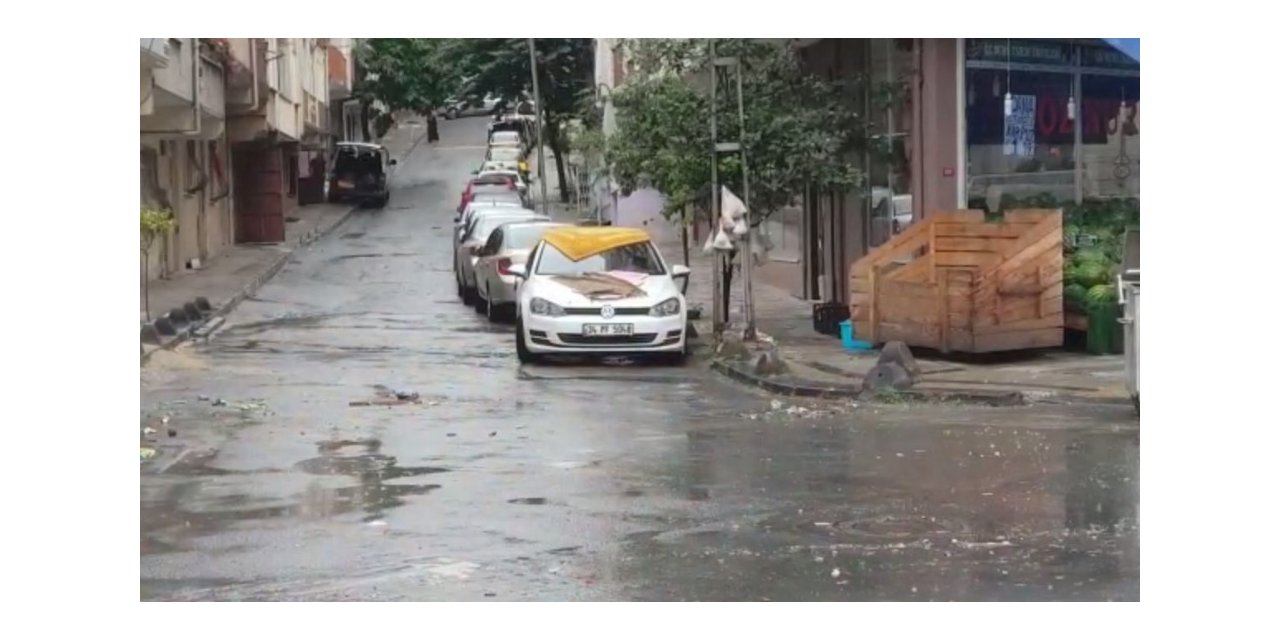 Vatandaşlar Dolu Yağışına Karşı Arabalarını Halıyla Örttü