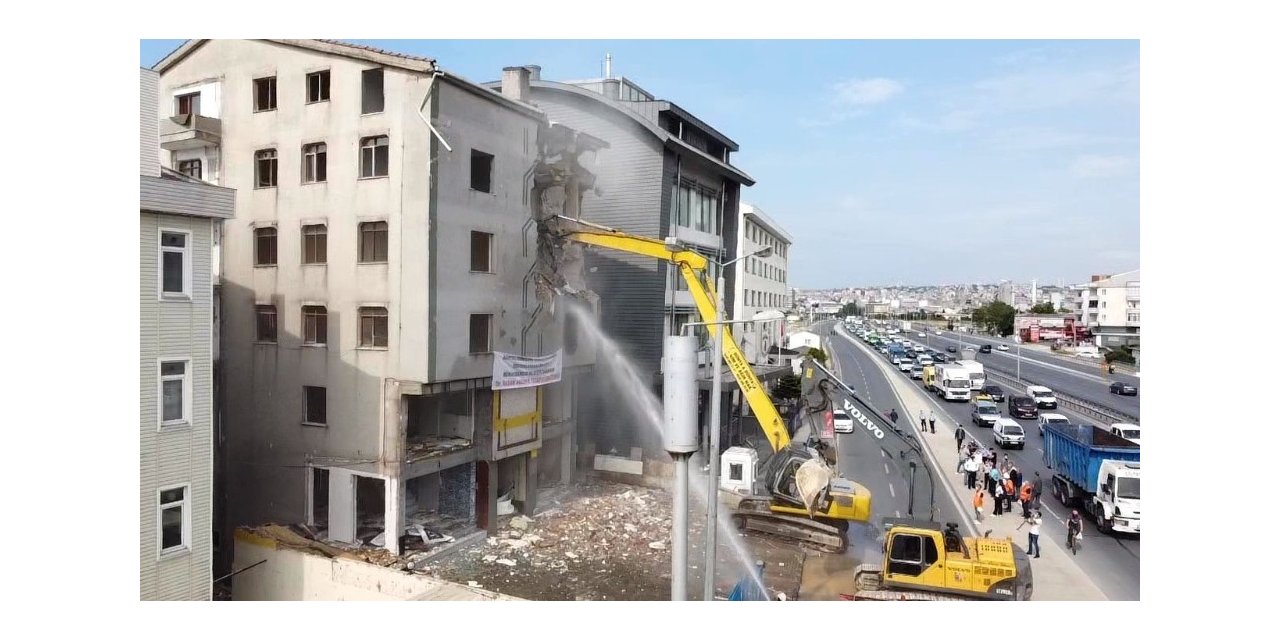 Büyükçekmece’de Riskli Binaların Yıkımı Devam Ediyor