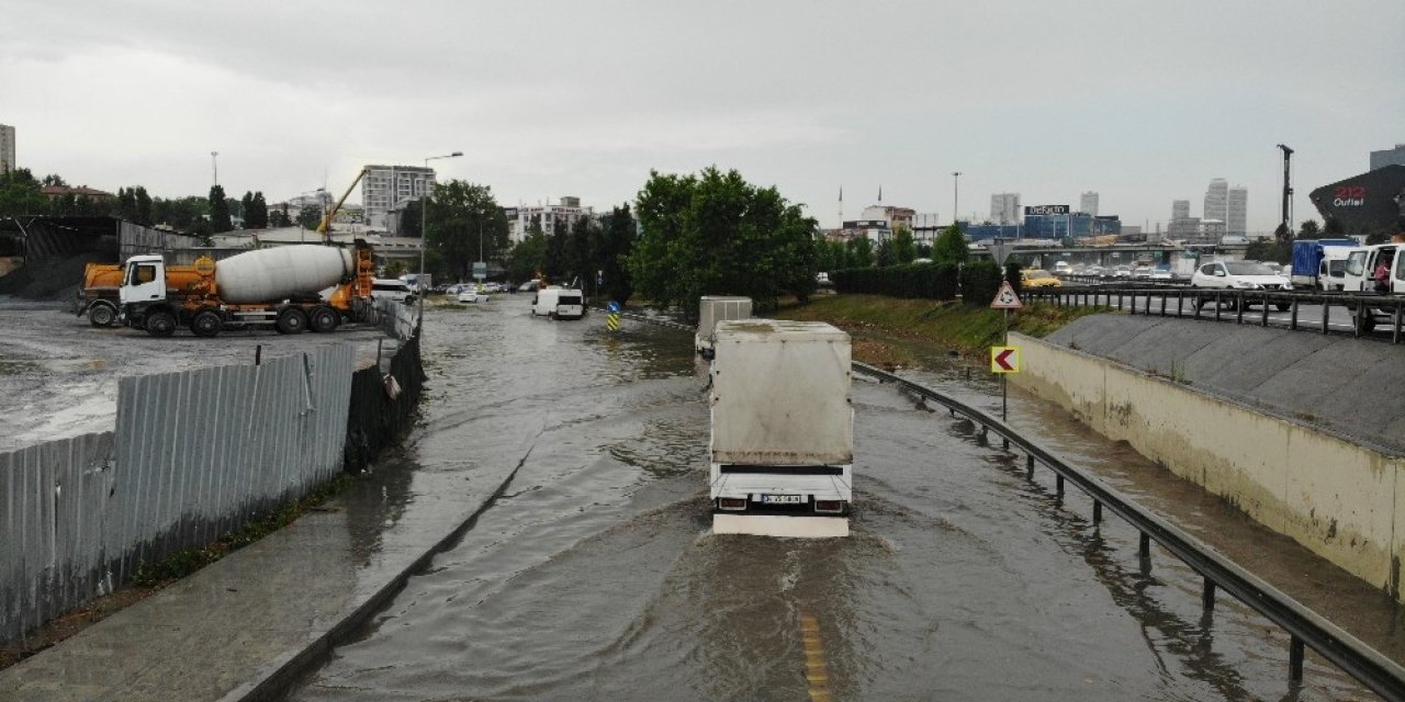 Ayamama Deresi Taştı, Göle Dönen Yol Drone İle Görüntülendi