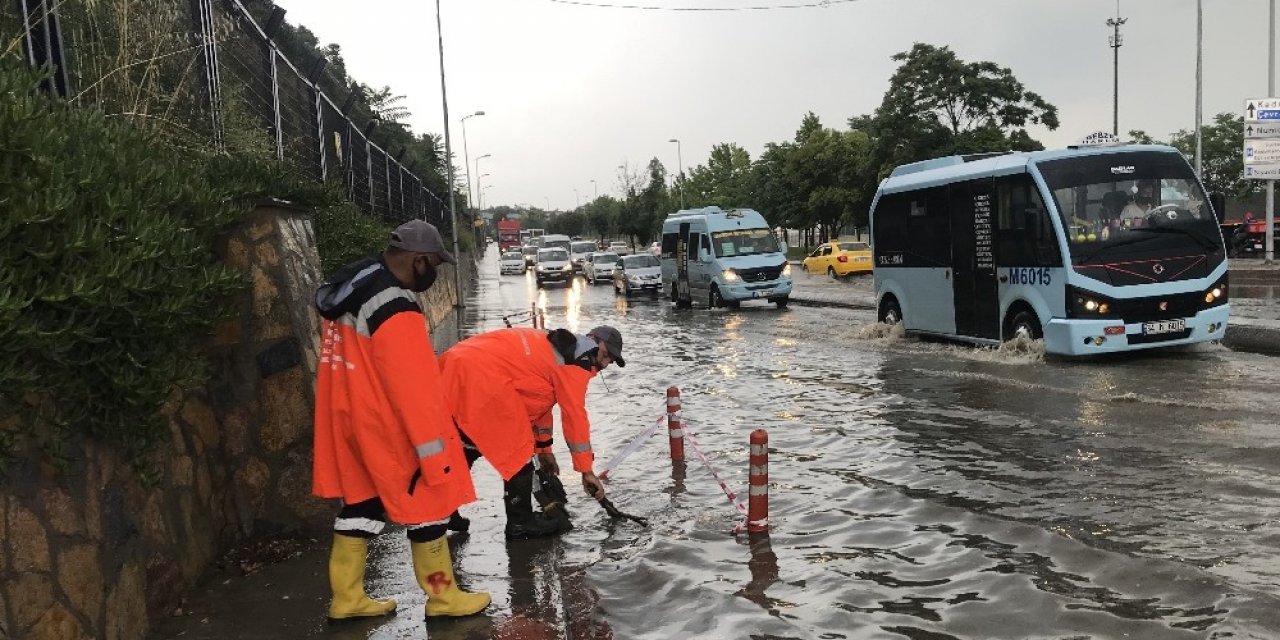 İstanbul’da Sağanak Yağmur Etkili Oldu, Harem Sahil Yolunu Su Bastı