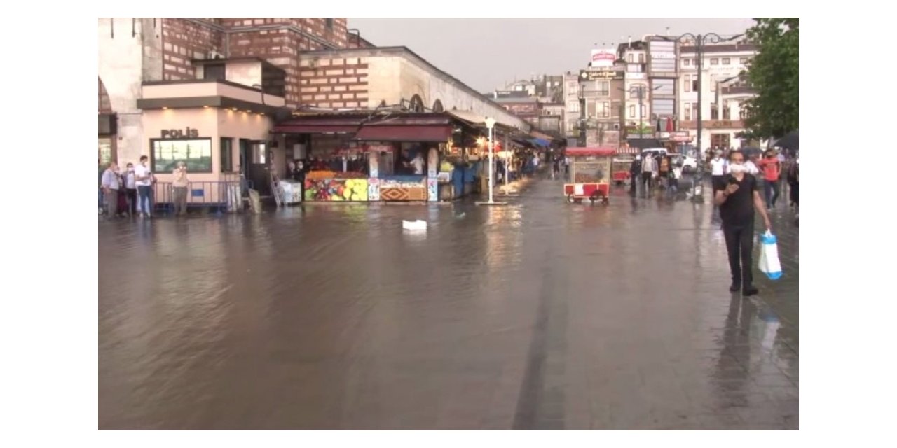 Eminönü’nde Dükkanları Su Bastı