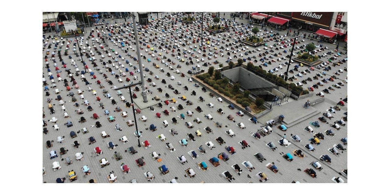 Esenyurt Meydan’da Yüzlerce Kişilik Sosyal Mesafeli Cuma Namazı