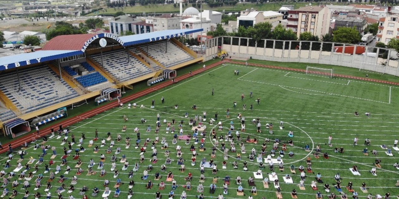 Bağcılar Mahmutbey Stadı’nda Sosyal Mesafeli Cuma Namazı Drone İle Görüntülendi