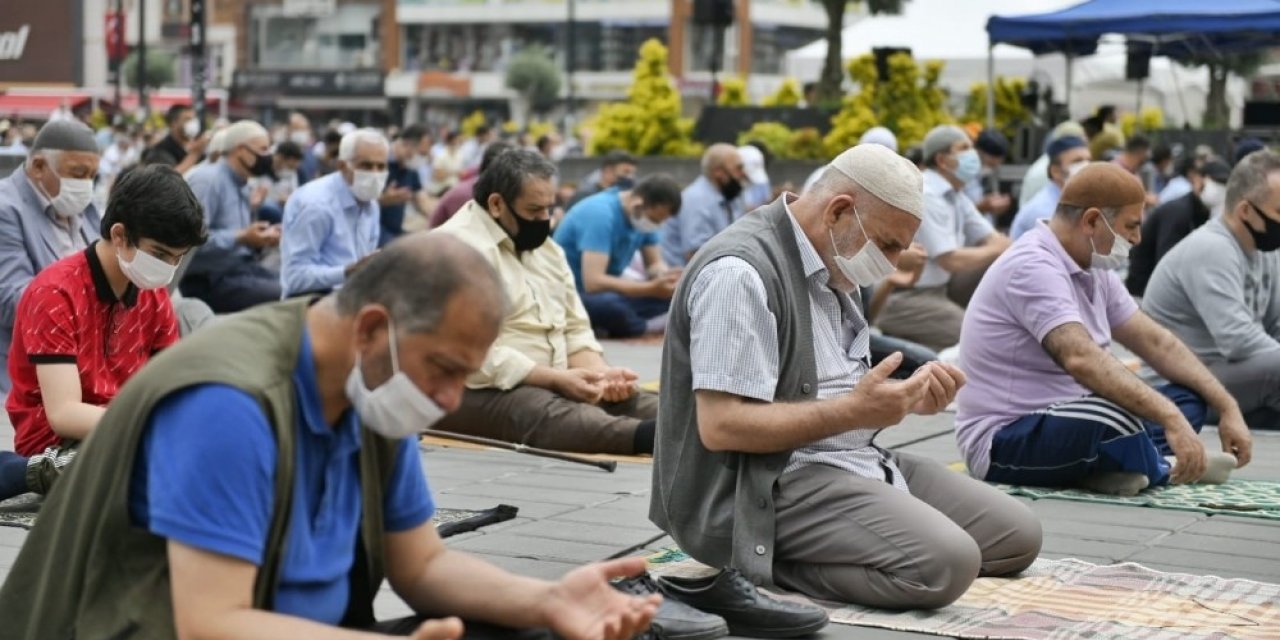 Esenyurt’ta Cuma Namazı Öncesi Tek Kullanımlık Seccade Dağıtıldı