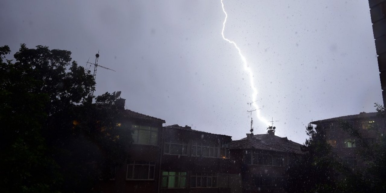 İstanbul’da Şimşekler Geceyi Aydınlattı