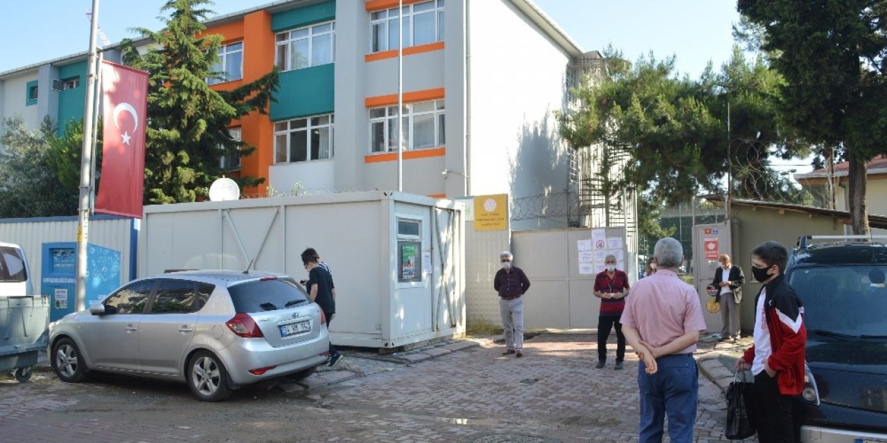 Lgs’ye Girecek Olan Öğrenciler Okul Önlerinde Yoğunluk Oluşturdu