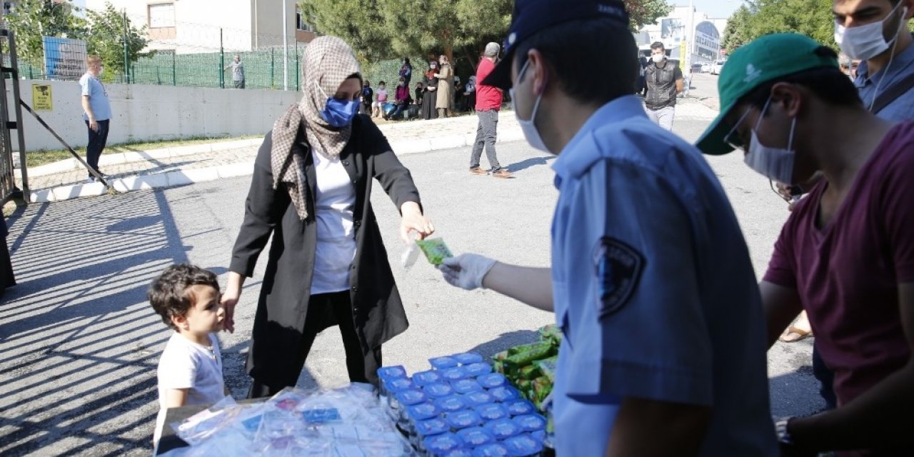 Başakşehir’de Lgs’de Velilere Çay Ve Kek İkramı