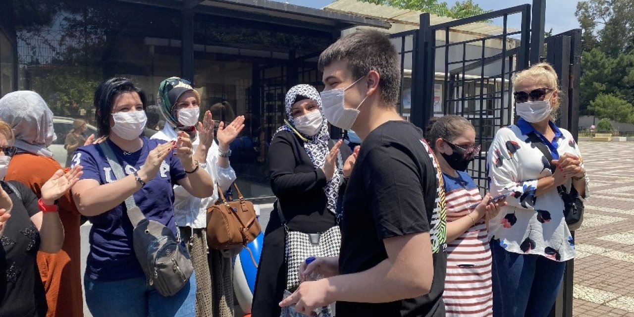 Sınavdan Çıkan Öğrencilere Velilerden Alkışlı Destek