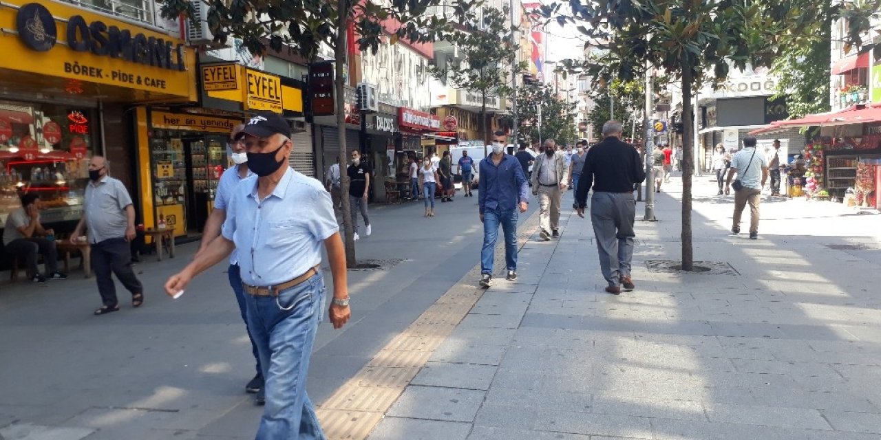 Şirinevler’de Kısıtlama Sonrası İnsan Yoğunluğu