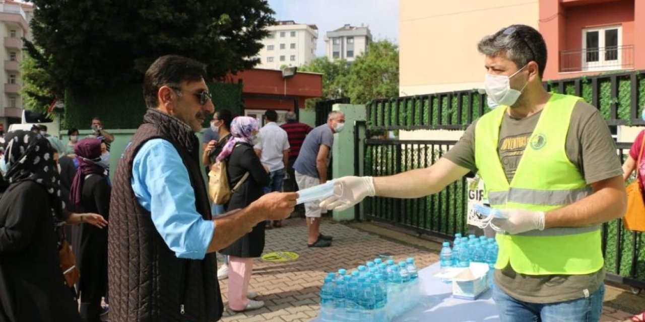Kartal Belediyesi Lgs Öncesi 29 Noktada Maske, Su Ve Kolonya Dağıttı
