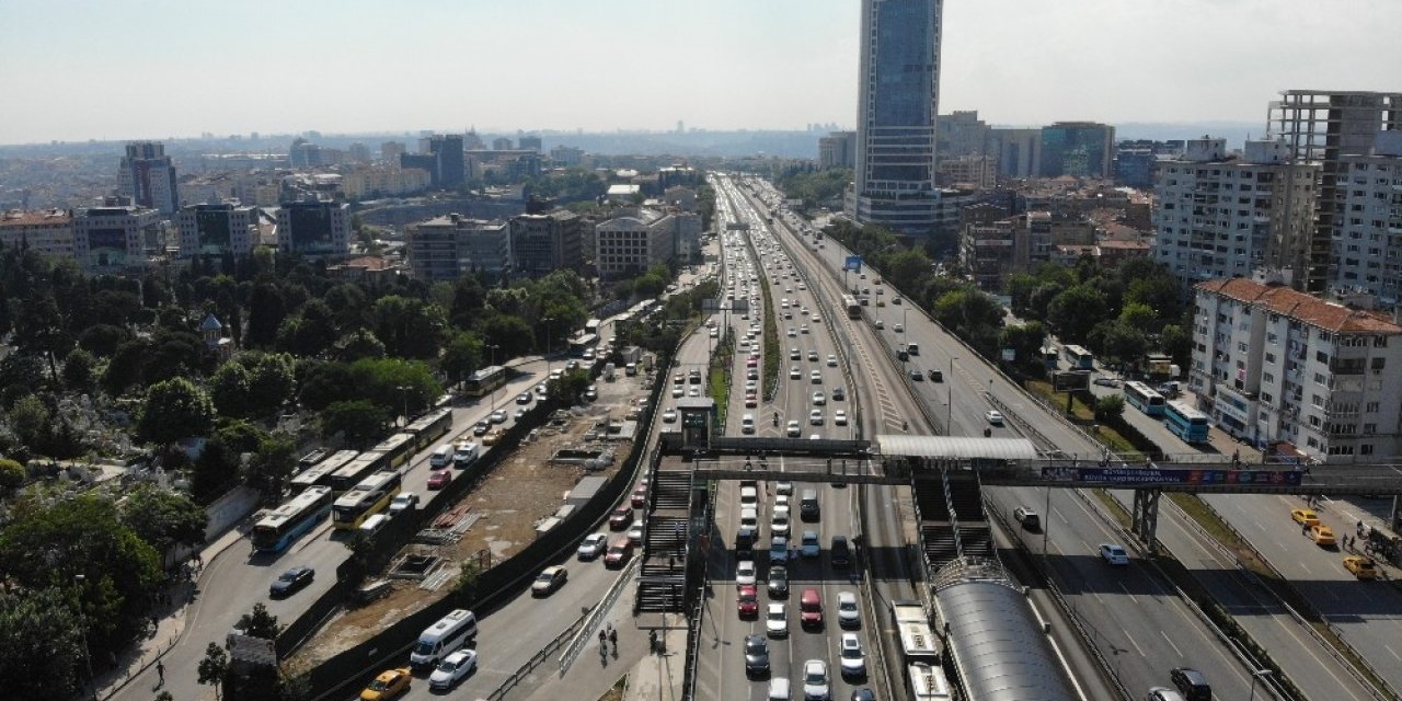 Kısıtlamanın Ardından Mecidiyeköy’de Trafik Yoğunluğu Yaşandı