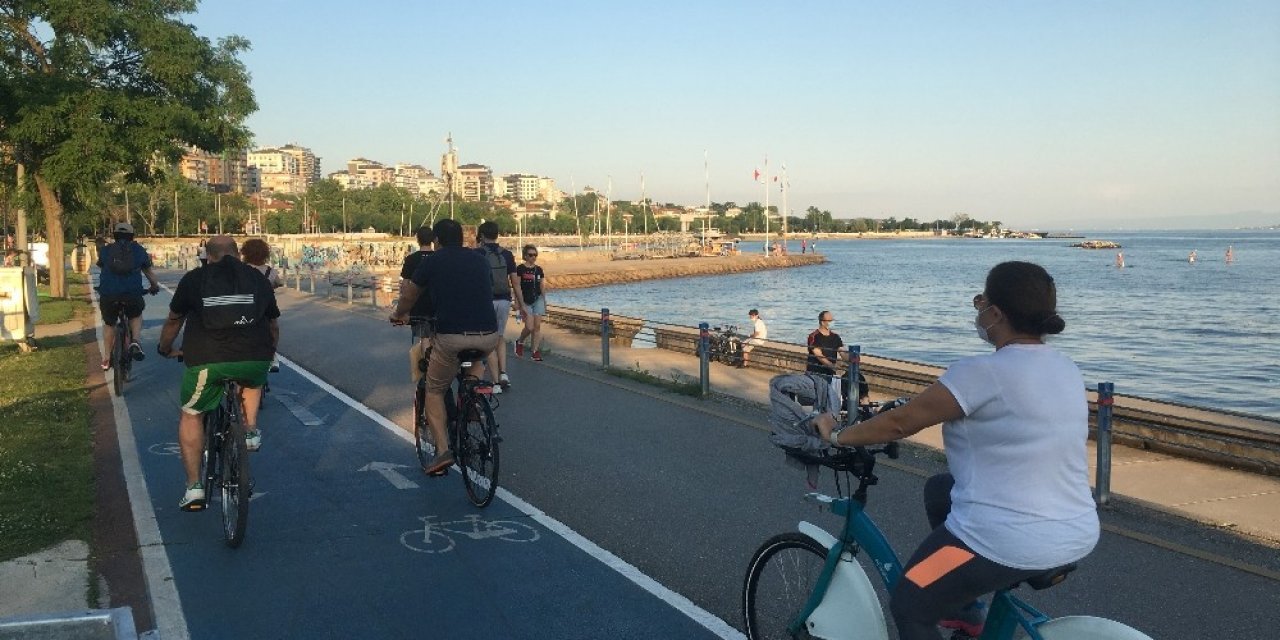 Kısıtlama Sonrası Caddebostan Sahili Doldu Taştı