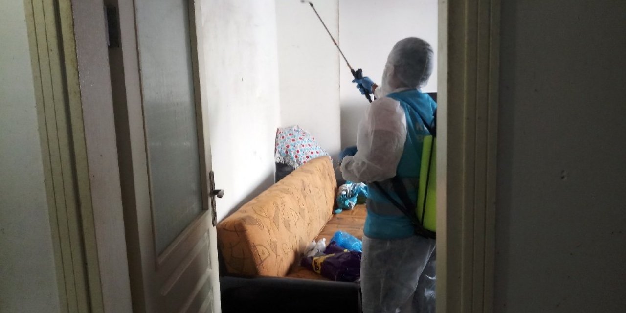 Komşuları Şikayet Etti, Evden 3 Kamyon Çöp Çıktı