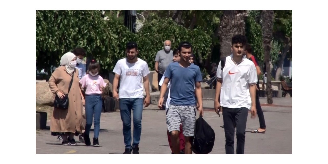 Plajlarda Sosyal Mesafe Hiçe Sayıldı