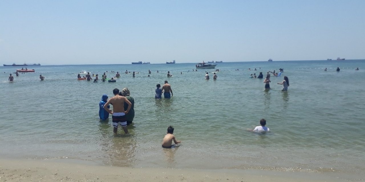Menekşe Sahili’nde Sosyal Mesafe Unutuldu
