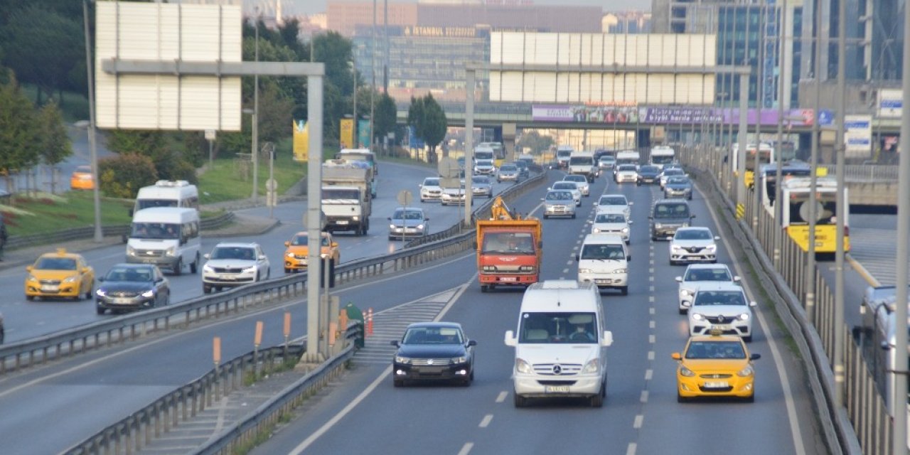 İstanbul Yeni Haftaya Yoğun Trafik İle Başladı