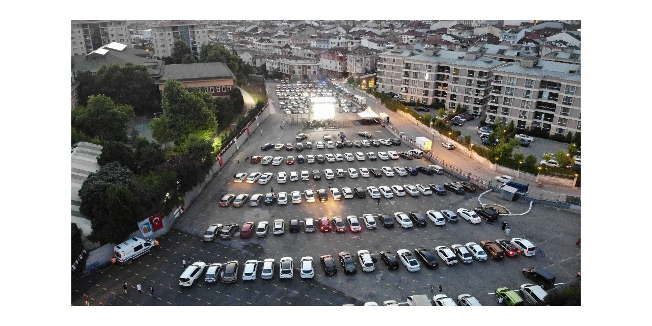 Çekmeköy’de Babalar Gününe Özel Açık Havada Arabalı Sinema Nostaljisi