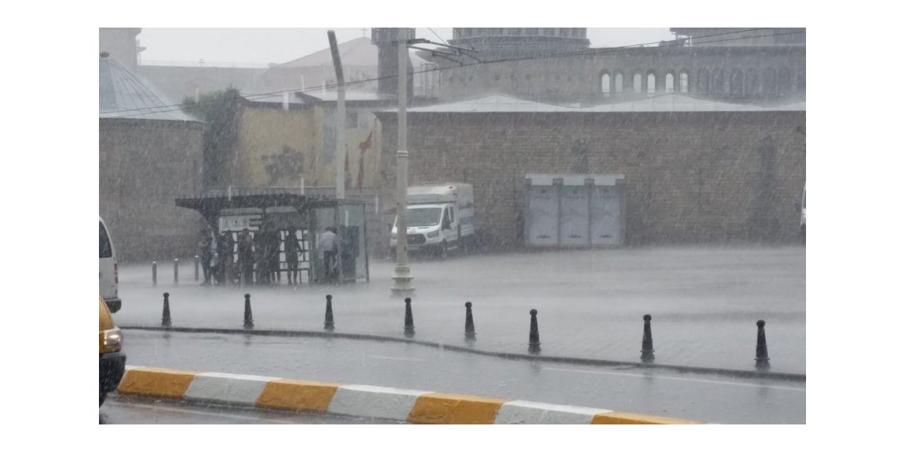 Meteoroloji Uyardı: İstanbul’da Şiddetli Yağmur Etkili Oluyor