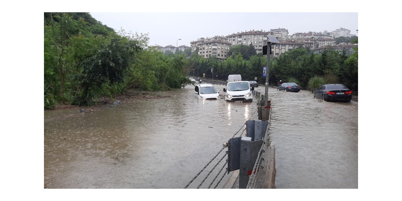 İstanbul’da Göle Dönen Yolda Araçlar Mahsur Kaldı