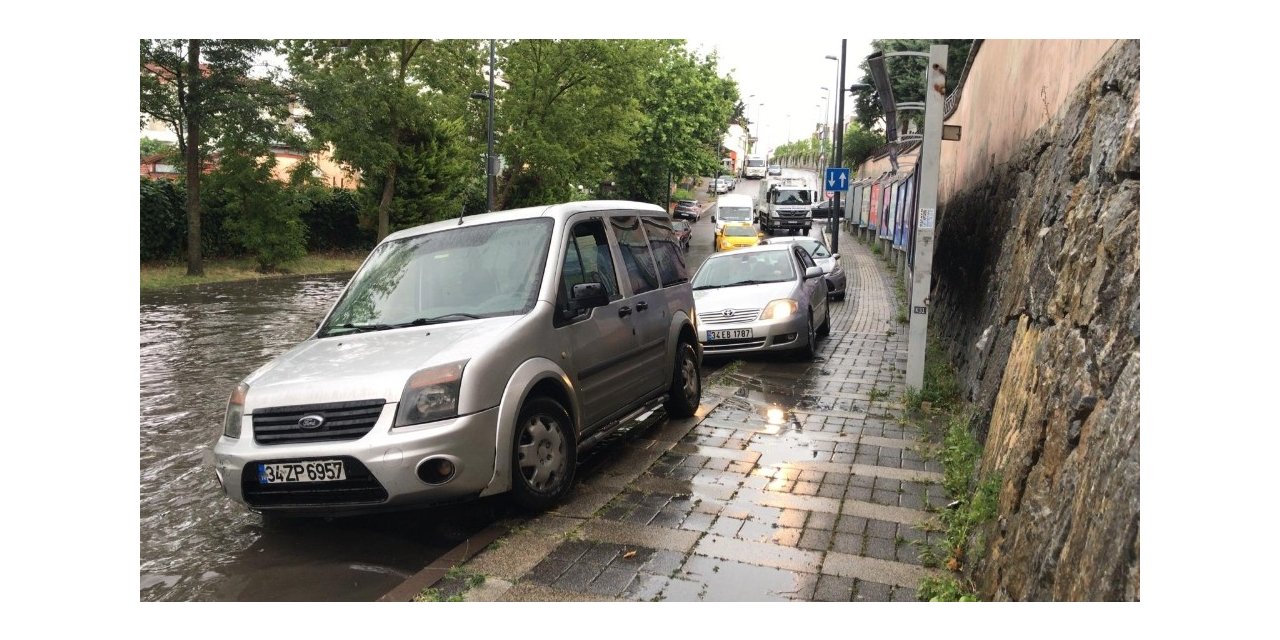 Üsküdar’da Sağanak Yağış Nedeniyle Yollar Göle Döndü, Otomobiller Kaldırıma Çıkarak İlerledi