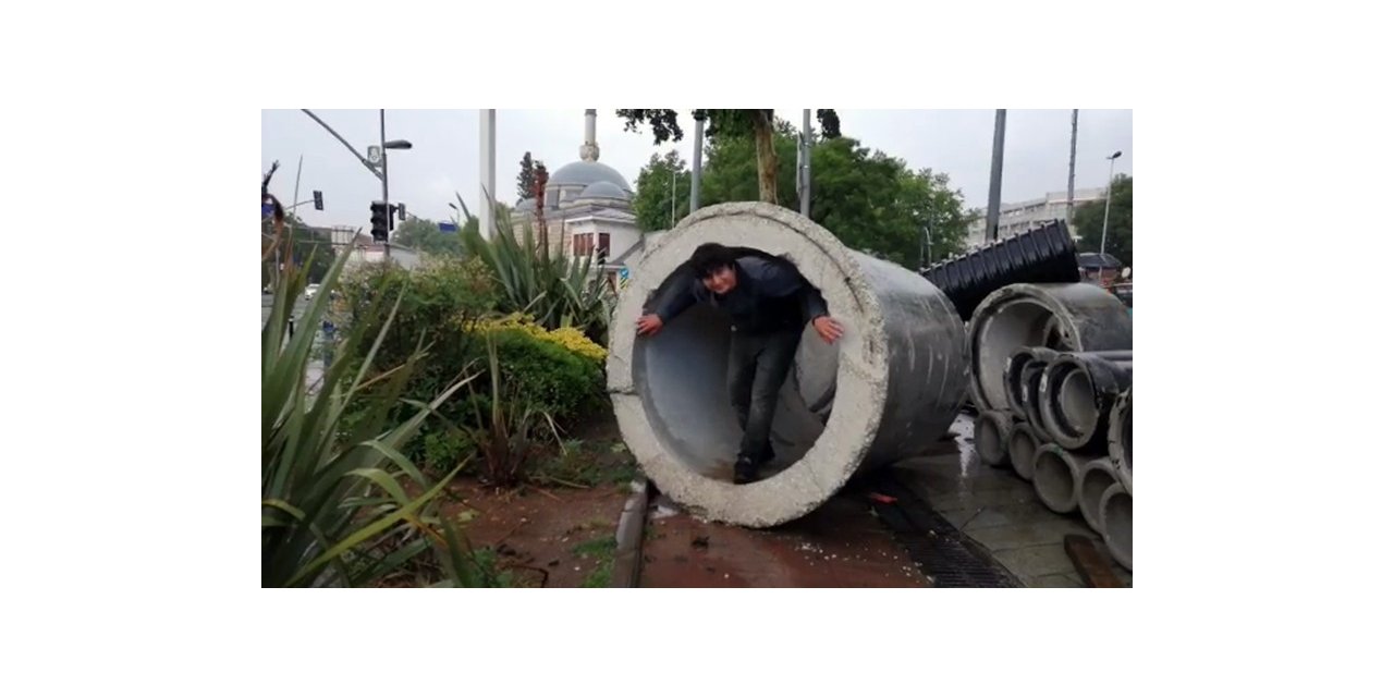 Yağmurdan Kaçmak İçin Su Künküne Saklandı