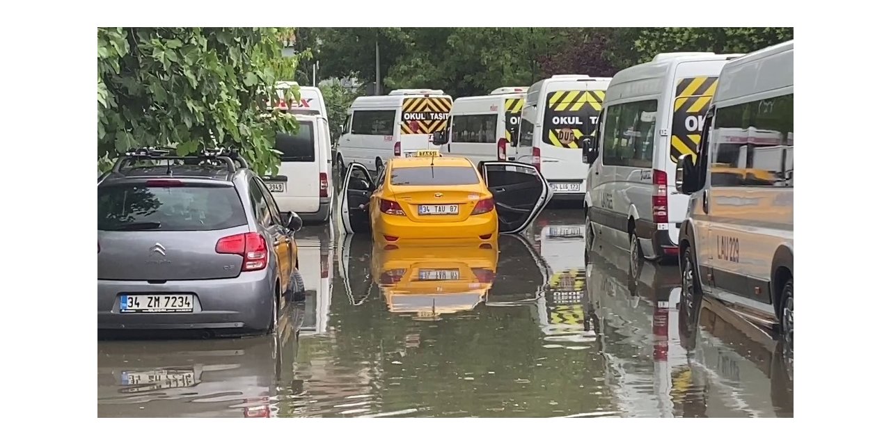 Beşiktaş’ta Göle Dönen Sokakta Ticari Taksi Mahsur Kaldı