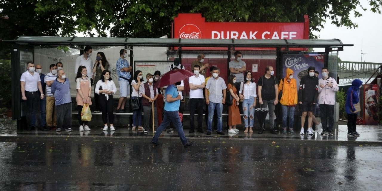 İstanbul Şiddetli Dolu Yağışına Teslim Oldu