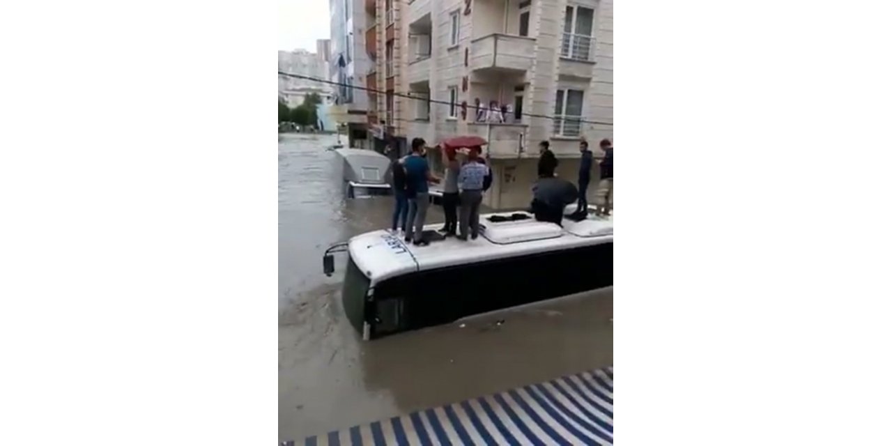 Esenyurt’ta Vatandaşlar Midibüsün Üzerinde Mahsur Kaldı