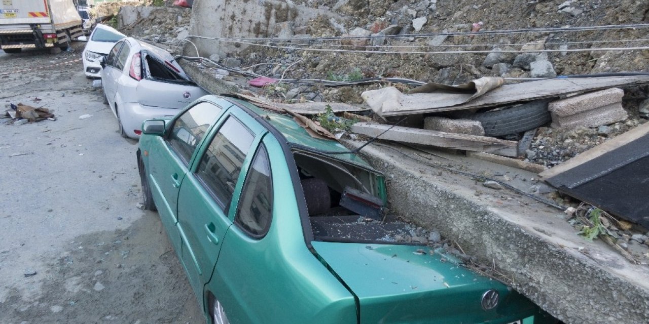 İstanbul’da İstinat Duvarının Altında Kalan Araçlar Kurtarılmayı Bekliyor