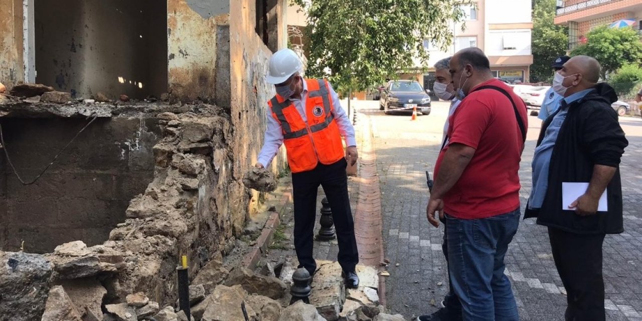 Kartal’da Madde Bağımlılarının Mesken Tuttuğu Metruk Bina Yıkıldı