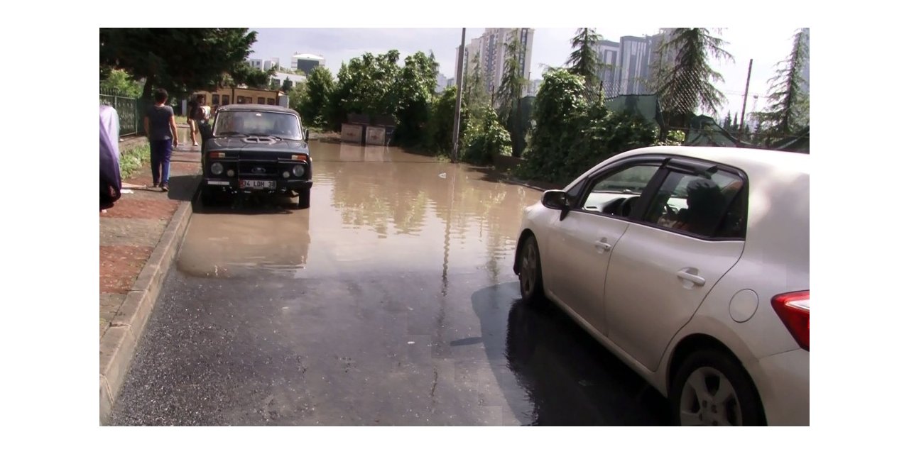 Bağcılar’da Yağmur Sonrası Sokak Göle Döndü